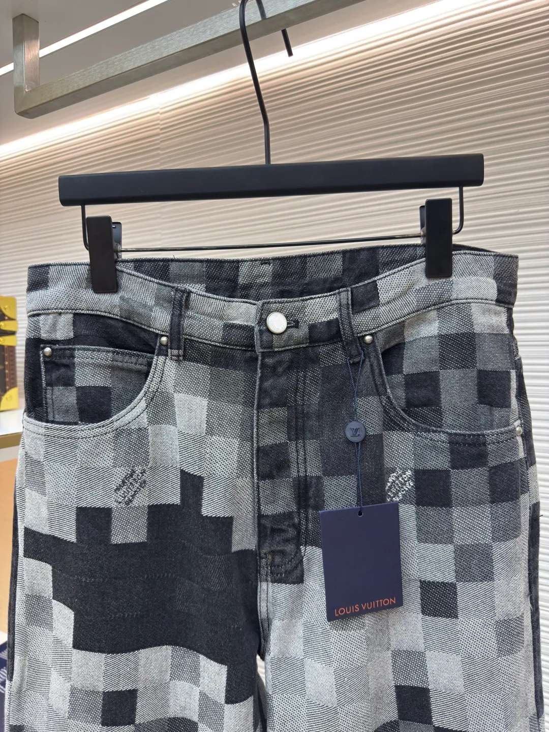 LOUIS VUITTON checkerboard mosaic denim trousers ●Authentic product: Purchased and developed for 15600 ●Item number: 1680020-B40 ●Fabric: denim fabric ●Technology: Jacquard technology ●Version: Fitted version ●Size: 30-32-34-36 ●Weight: about 1250g ●Description: Gradient mosaic plaid fabric developed as it is Restored letter jacquard on denim The minimum order quantity for the pearl hardware laser engraving logo is 6w. The cost of a single pearl button is RMB. The details are processed perfectly. After the garment is ready, the enzyme soaking and washing process is used to make the denim slightly yellowed to show the traces of time. Finally, the buttons are hand-buttoned. Machine equipment cannot be used for buttoning because the button material is pearls. The scrap rate of machine buttoning is 40%. The 13 pearl buttons on the whole body are all hand-buttoned. Unreplicable works of art pay tribute to Fei Dong. The overall wiring is straight and delicate, the fabric is comfortable and soft, and the color is consistent without color difference. It can be matched with the same style to create a fashionable look and control various occasions. Customized accessories, complete with three standards, same style for men and women!